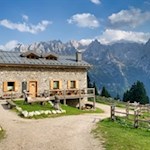 La Malga Maraia vi invita a fermarvi per una sosta con una vista da sogno