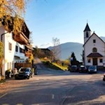 Neben-dem-Kirchlein-lädt-der-Signaterhof-zur-Einkehr