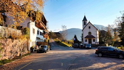 Neben-dem-Kirchlein-lädt-der-Signaterhof-zur-Einkehr