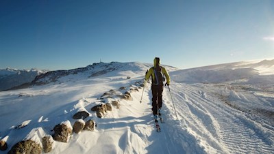 Im Hintergrund erblickt man bereits die Messstation auf dem Rittner Horn 