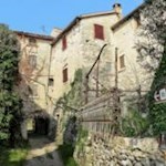 Sulla strada per Crero si attraversano ripetutamente piccoli borghi