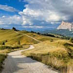 Il sentiero escursionistico si snoda dolcemente attraverso i pittoreschi prati fino al rifugio Pralongia