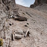 Der Abstieg von der Mittagsscharte ist teilweise mit Holzplanken gesichert