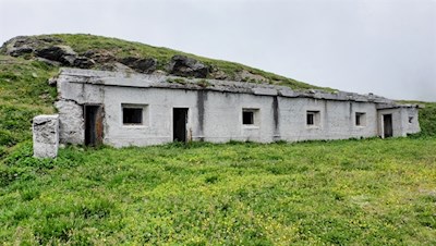 Alte Kasernen am Wegesrand