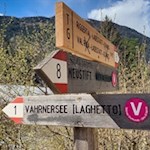 Am Eingang ins Riggertal zweigt links der Wanderweg zum Vahrner See ab