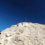 Das-Gipfelkreuz-des-Plattkofel-rückt-in-greifbare-Nähe