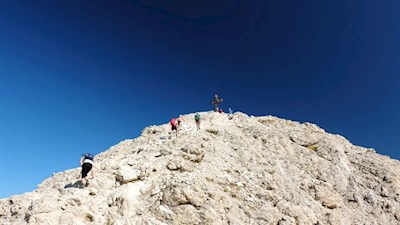 Das Gipfelkreuz des Plattkofel rückt in greifbare Nähe...