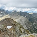 Ringsum türmt sich Gipfel neben Gipfel auf