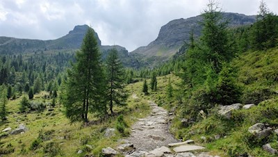 Links ragt das markante Tristennöckl in die Höhe