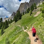 Zunächst quert der Weg die Wiesen am Fuße des Rosengarten