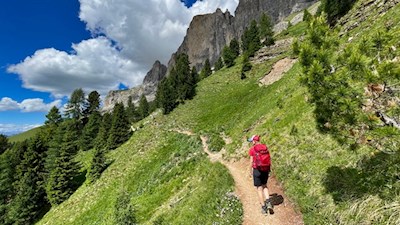 Zunächst quert der Weg die Wiesen am Fuße des Rosengarten