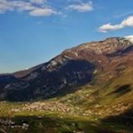Blick auf Bolognano zu Füßen des Monte Stivo