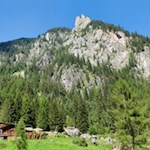 Zu Füßen des Wolfskofel präsentiert sich die Schwarzbachalm