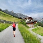 Der Weg Nr. 6 führt an verstreuten Häusern und Höfen vorbei