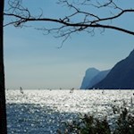 Wo sich Surfer aus aller Welt dem Rausch der Geschwindigkeit hingeben: Torbole am Gardasee