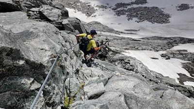 Funi metalliche aiutano la salita al rifugio Sasso Nero