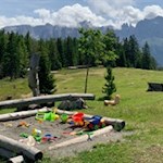 Spielplatz der Tschafonhütte mit Blick auf den Rosengarten