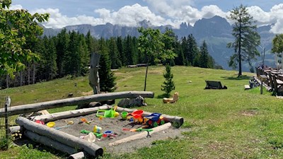 Spielplatz der Tschafonhütte mit Blick auf den Rosengarten