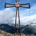 Das formschöne Gipfelkreuz des Speikboden