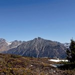Gegenüber ragt das Gaisjoch in den klaren Himmel