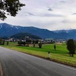 Von Aufhofen führt die Wanderung auf dem Gehsteig zurück nach Dietenheim