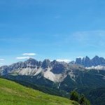 Der-Peitlerkofel-mit-den-Aferer-Geislern-zu-seiner-Rechten-und-den-Villnösser-Geislern-im-Hintergrund