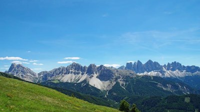 Der Peitlerkofel mit den Aferer Geislern zu seiner Rechten und den Villnösser Geislern im Hintergrund