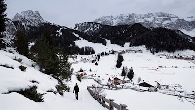 Der Weg Nr. 17A führt nach Wolkenstein hinab
