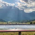 Unterwegs gewähren Infotafeln interessante Einblicke in das Felsenreich der Dolomiten