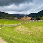 Durch schöne Wiesen zurück zum Zyprianerhof neben der Seilbahn