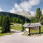 Il sentiero per il rifugio Fanes si dirama a sinistra, quello per il rifugio Lavarella a destra