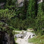 Auf felsumschlossenen Wegen zur Drei Zinnen Hütte