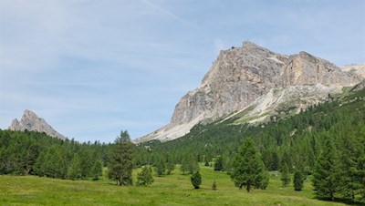 Die Wiesen des Pian dei Menis werden vom Lagazuoi umrahmt