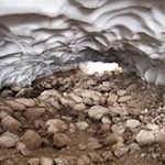 Die tropfende Schneehöhle formt sich nach schneereichen Wintern am Fuße der Kreuzkofelgruppe