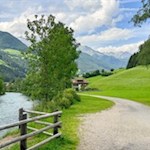 Zunächst führt der Dorfrundweg Luttach taleinwärts