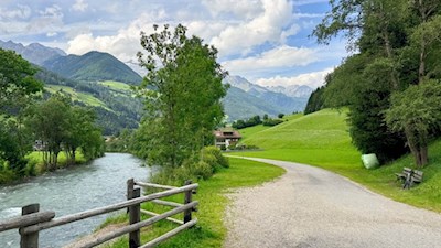 Zunächst führt der Dorfrundweg Luttach taleinwärts