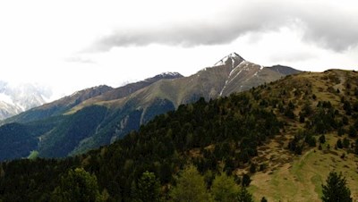 Blick auf die schneebedeckte Amperspitze