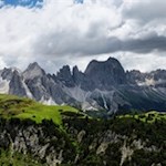 Im Hintergrund ragt der weithin bekannte Rosengarten in die Höhe