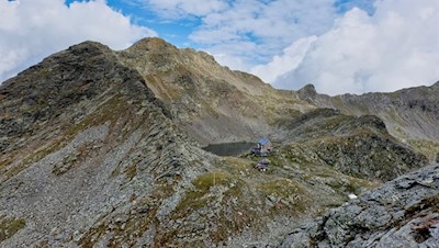 Die Flaggerschartenhütte liegt inmitten einer berückenden Bergwelt