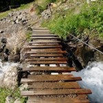 Ein Holzbrücklein geleitet sicheren Fußes über den Bach