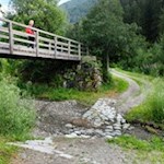 Auf einer Brücke überqueren wir den Lasankenbach