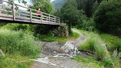 Auf einer Brücke überqueren wir den Lasankenbach