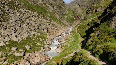 Entlang des fröhlich plätschernden Gebirgsbächleins zur Grohmann-Hütte