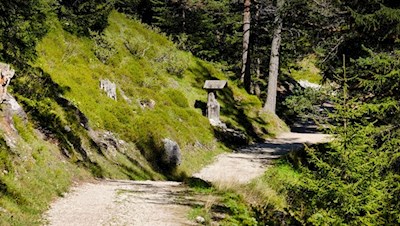 La via Crucis di Selva di val Gardena è ornata da 15 stazioni artisticamente scolpite