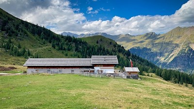 Auf dem Rückweg vom Mareiter Stein lädt die Kerschbaumeralm zur Einkehr
