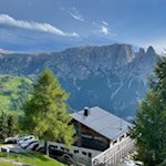 Puflatschhütte vor der Kulisse des Schlern