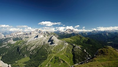 Atemberaubendes Panorama von der Lagazuoi Hütte mit Pelmo und Civetta im Hintergrund