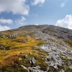 Sopra la struttura sommitale in parte erbosa e in parte scoscesa della Croda Negra