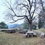 Am Peterbühl laden Holztische und -bänke zum Verweilen ein