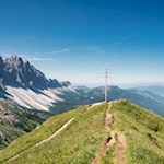 Auf-dem-Zendleser-Kofel-scheinen-die-Villnösser-Geisler-zum-Greifen-nah